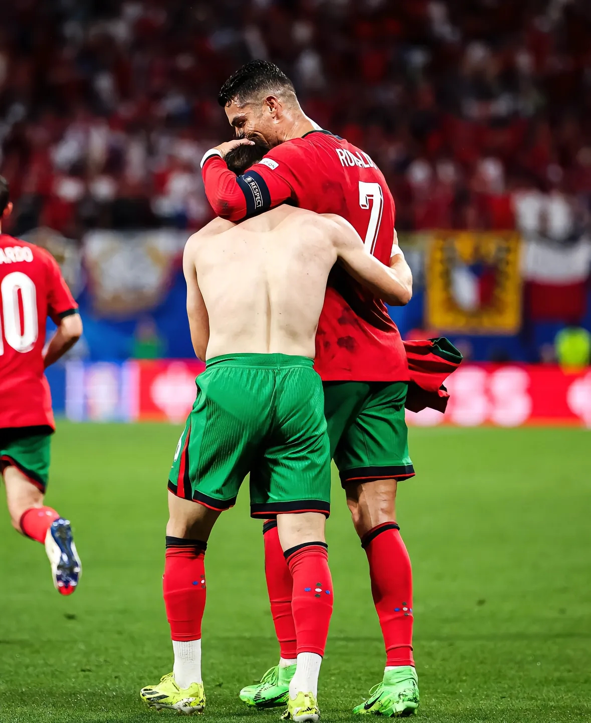 开云体育-C罗在C9比赛中势不可挡，出色防守引发热议！的简单介绍